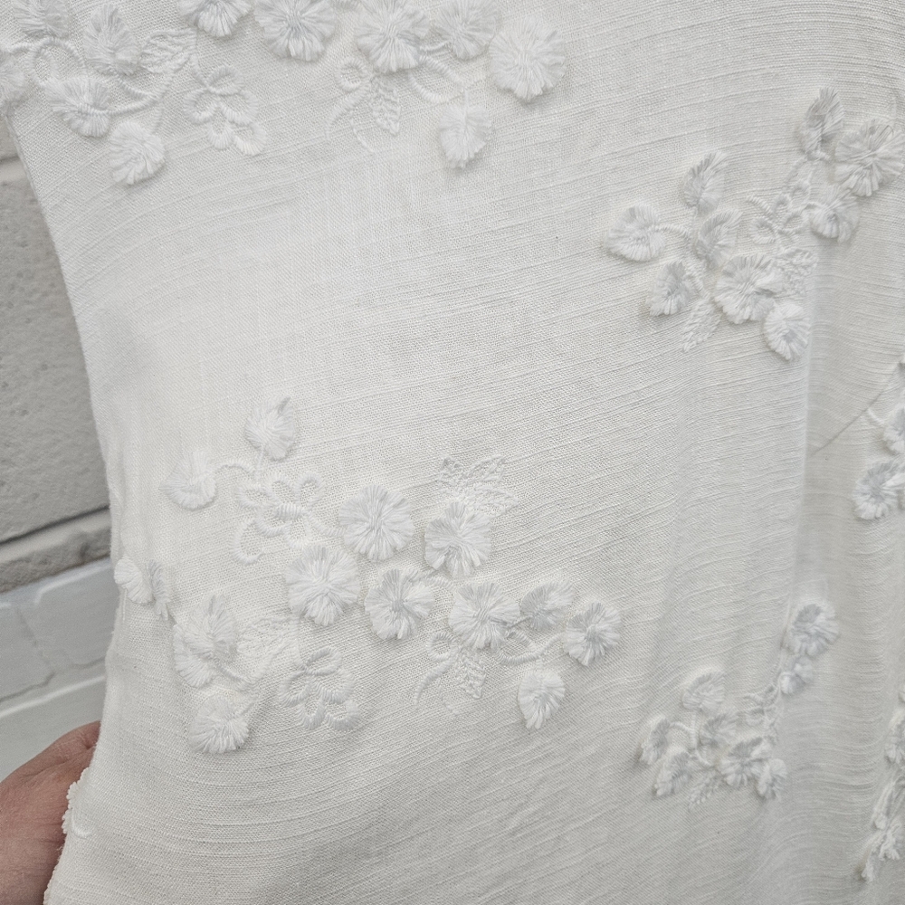 Applique Floral Sleeveless Shift Dress - Picture 2 of 14